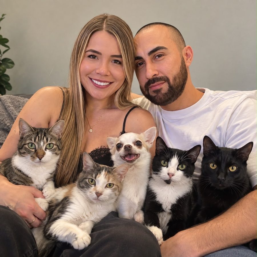 Laura y Diego en el sofá con sus cuatro gatos y su chihuahua